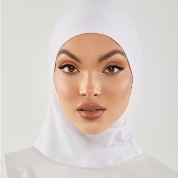Zahraa The Label Mia Mini Neck Cover in White - Picture 1 of 7